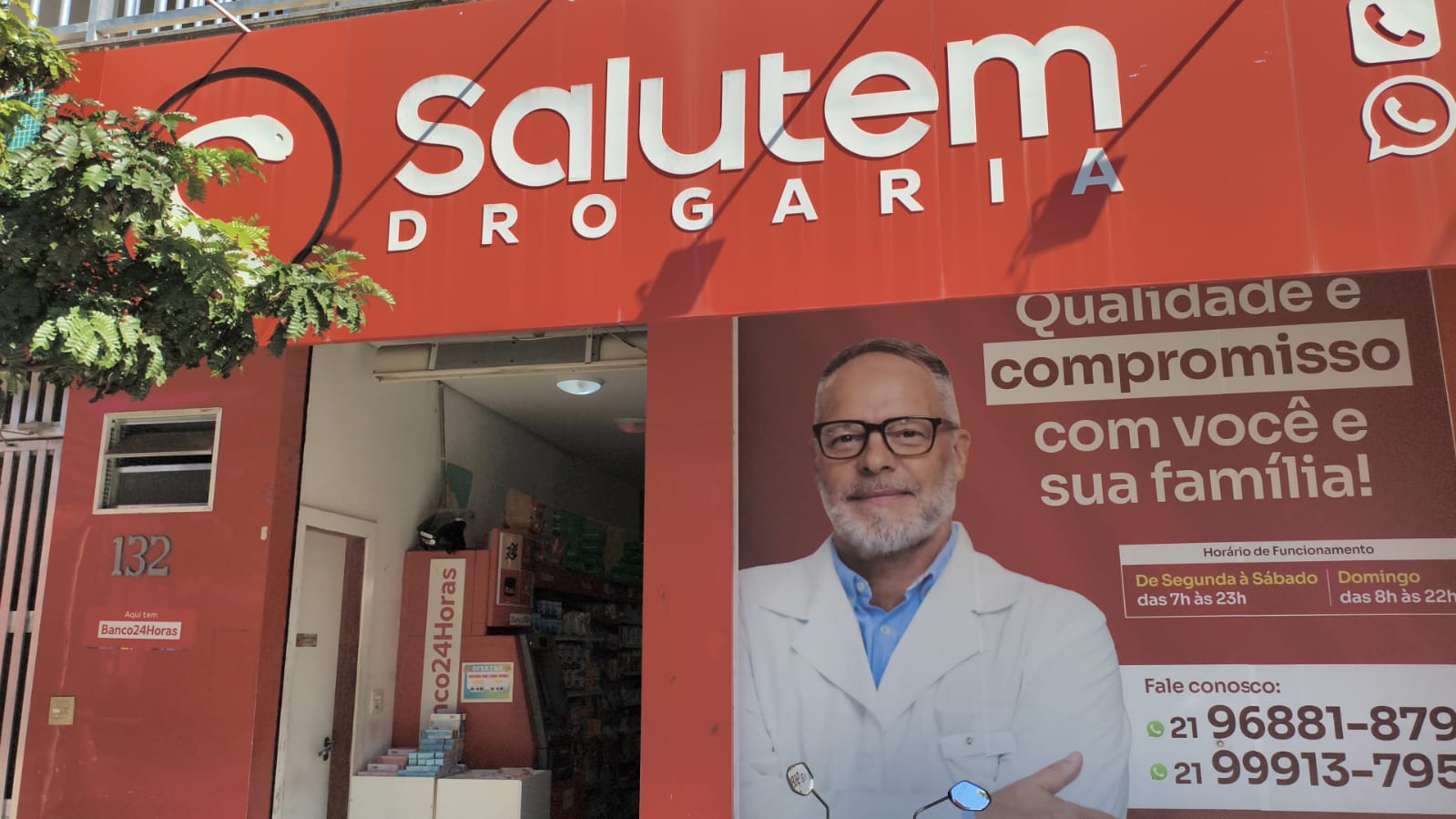 Corredor com ampla variedade de produtos de saúde e bem-estar